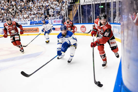 Leksands Oskar Lang och Malmö Redhawks Carl Persson