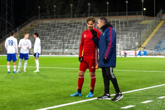 Östers tränare Srdjan Tufegdzic samtalar med Östers Tatu