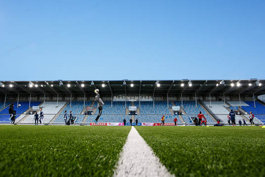 Spelarna värmer upp på arenan innan fotbollsmatchen i