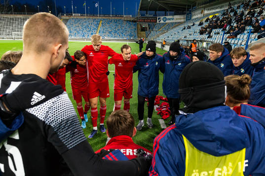 spelarna i Östers IF samlas innan fotbollsmatchen  i