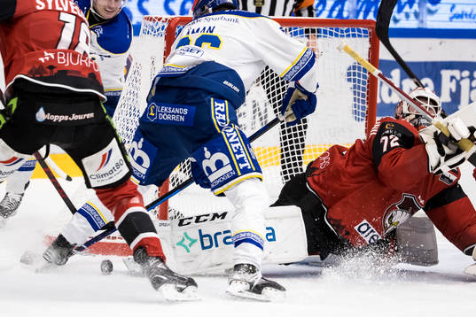 Leksands Nils Åman och Malmö Redhawks målvakt Daniel