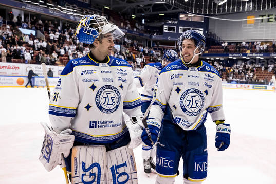 Leksands målvakt Kasimir Kaskisuo och Max Veronneau jublar