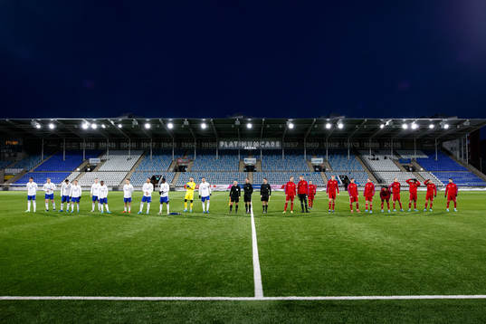 Spelarna vid lineup innan fotbollsmatchen i Svenska Cupen