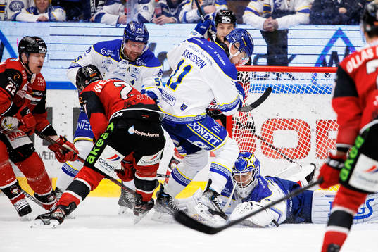 Malmö Redhawks Ponthus Westerholm mot försvarande