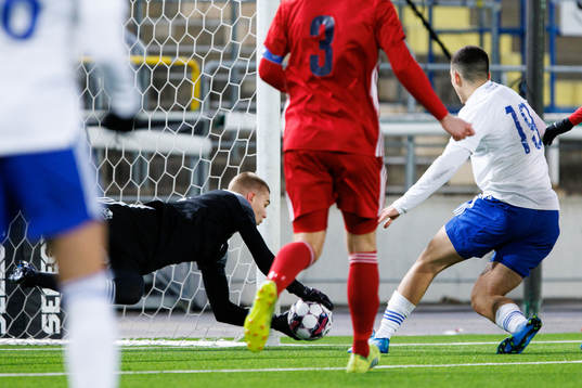 Östers målvakt Mathias Nilsson räddar skott från IFK