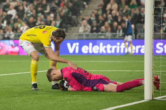 Falkenbergs Tobias Karlsson och målvakt Tim Erlandsson