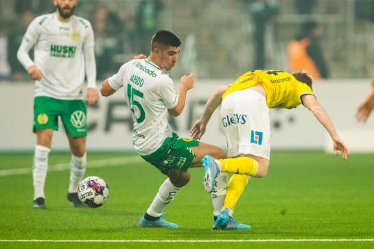 Hammarbys Mayckel Lahdo och Falkenbergs Lucas Sibelius