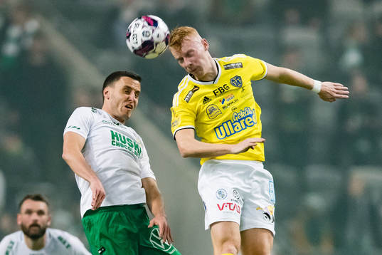 Hammarbys Jeppe Andrup Andersen  i en nickduell med