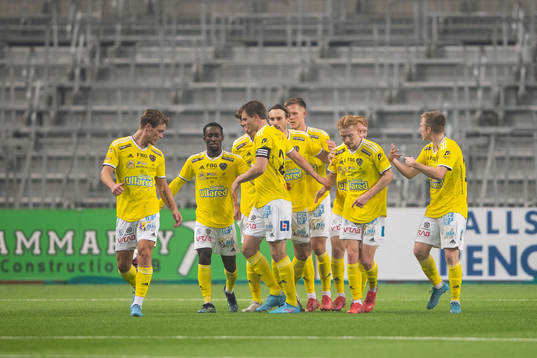 Falkenbergs Wilhelm Ärlig jublar med lagkamrater