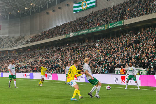 Falkenbergs Melker Larsson frsvarar sig mot Hammarbys
