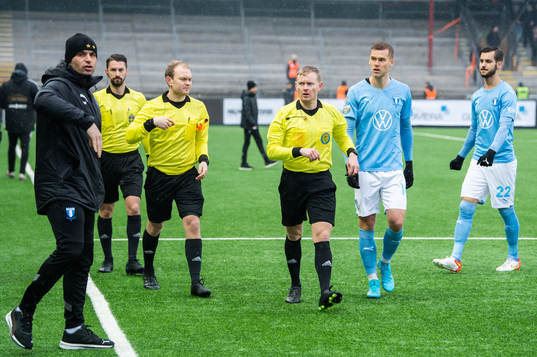 Domare Fredrik Klitte avbryter fotbollsmatchen i Svenska