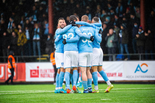 Malmö FFs Veljko Birmancevic jublar med lagkamrater