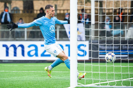 Malmö FFs Veljko Birmancevic gör 2-0 och jublar
