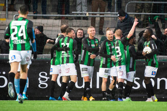 GAIS Gustav Lundgren jublar med lagkamrater