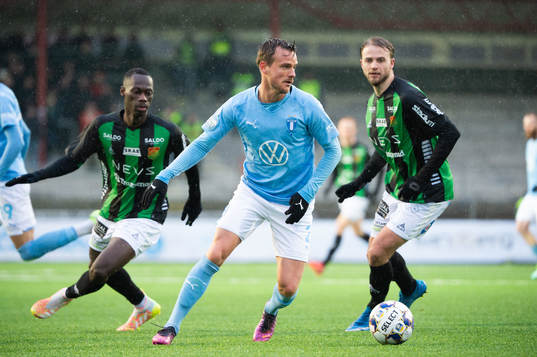 Malmö FFs Eric Larsson och GAIS Mohamed Youla och Gustav