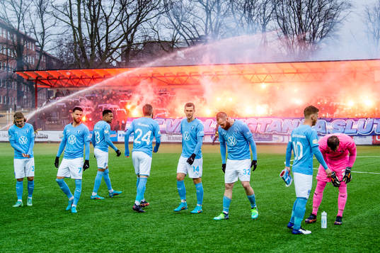 Malmö FFs spelare framför supportrarna
