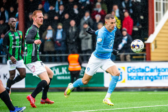 Malmö FFs Veljko Birmancevic på väg att slå in 2-0