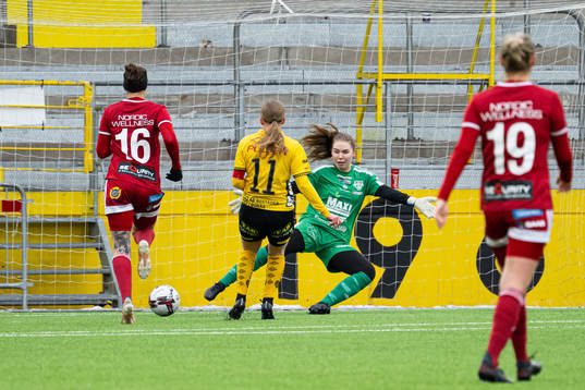 Elfsborgs Leann Nyström (rygg mot kameran) skjuter 1-1 på