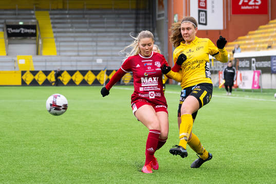 Rävåsens Izabell Johansson och Elfsborgs Olivia Gurtata