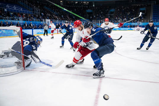 Sergei Andronov of Russia against goaltender Harri Säteri