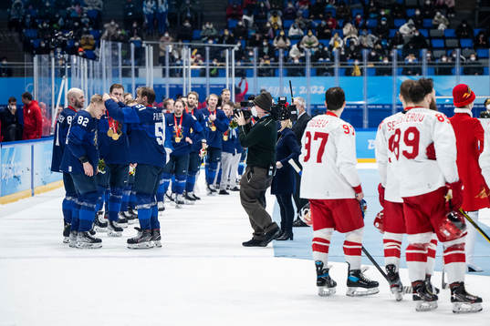Harri Pesonen of Finland receives his gold medal from