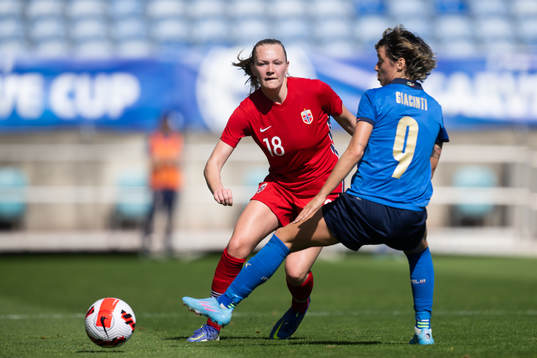 Frida Leonhardsen Maanum of Norway and Valentina Gicinti of