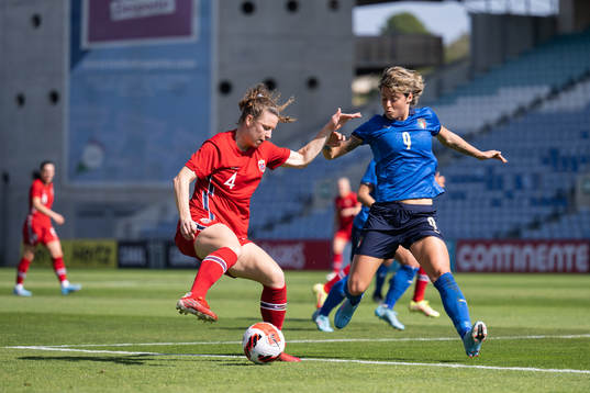 Synne Skinnes Hansen of Norway and Valentina Gicinti of