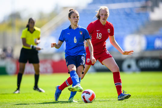 Manuela Giugliano of Italy and Frida Leonhardsen Maanum of
