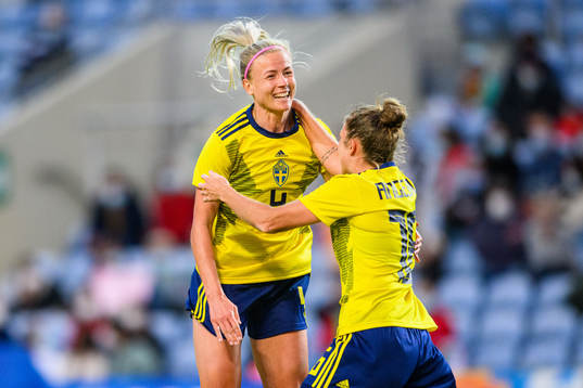 Hanna Glas celebrates with Filippa Angeldahl