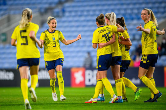 Emma Kullberg celebrates with Amanda Ilestedt of Sweden
