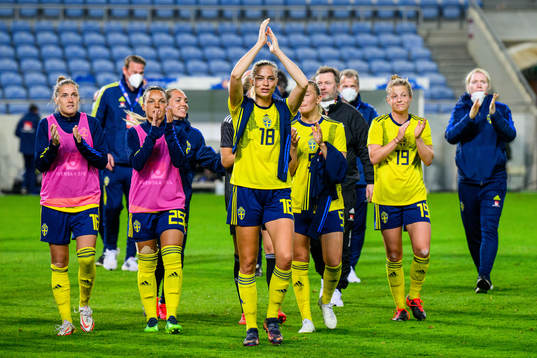 Fridolina Rolfö of Sweden thank the crowd
