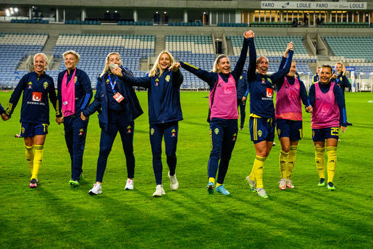 Players of Sweden thank the spectators