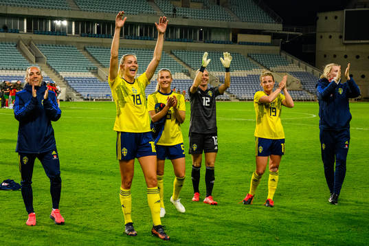 Fridolina Rolfö of Sweden thank the spectators