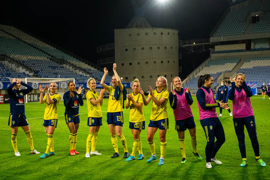 Players of Sweden thank the spectators