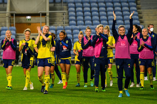 Players of Sweden thank the spectators