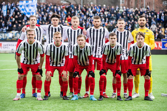 Landskronas spelare iklädda en jubileumströja