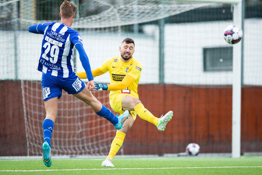 IFK Göteborgs Oscar Vilhelmsson och Landskronas målvakt