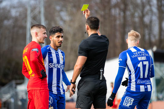 Domare Kristoffer Karlsson ger gult kort till IFK