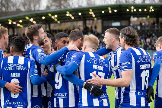 IFK Göteborgs Oscar Wendt jublar med lagkamrater