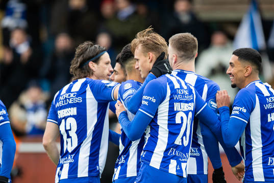 IFK Göteborgs Oscar Vilhelmsson jublar med lagkamrater