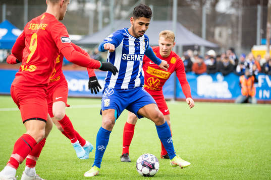 IFK Göteborgs Hosam Aiesh och Landskronas Linus R Olsson,