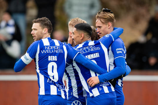IFK Göteborgs Oscar Vilhelmsson jublar med lagkamrater