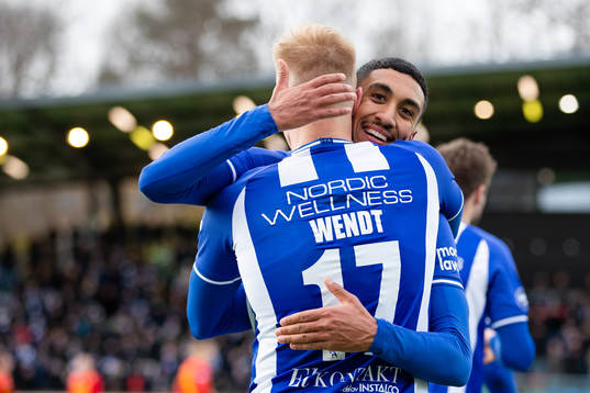 IFK Göteborgs Oscar Wendt jublar ihop med Amir Al-Ammari