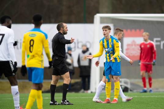 Eskilsminnes Hampus Stoltz reagerar