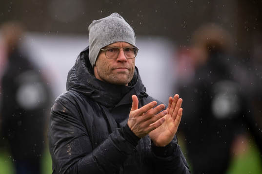 Örebros tränare  Joel Cedergren tackar publiken