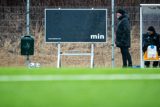 Ängelholms tränare Roar Hansen bredvid resultat tavla som