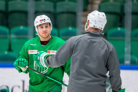 Leon Bristedt i samtal med tränare Cam Abbott