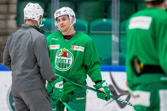 Leon Bristedt i samtal med tränare Cam Abbott