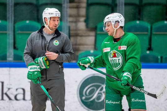 Leon Bristedt i samtal med tränare Cam Abbott