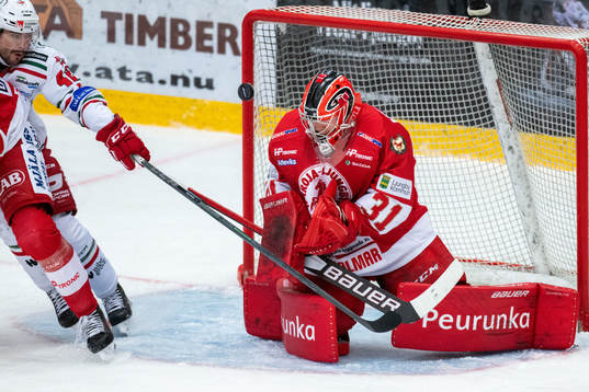 Troja/Ljungbys målvakt Markus Ruusuunder ishockeymatchen i